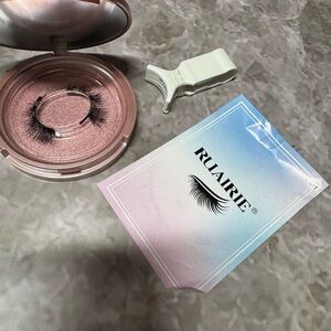 Ruairie False Eyelashes with Pink Case NWT